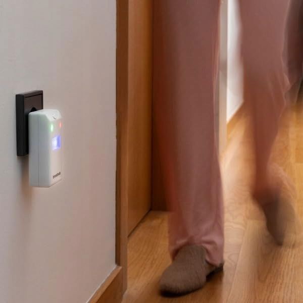 Odstraszacz ultradźwiękowy gryzoni myszy szczur&oacute;w 200m&sup2; lampka