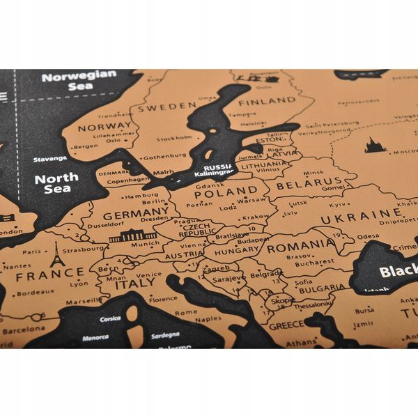 Dekoracyjna mapa zdrapka świata w tubie z flagami i detalami geograficznym